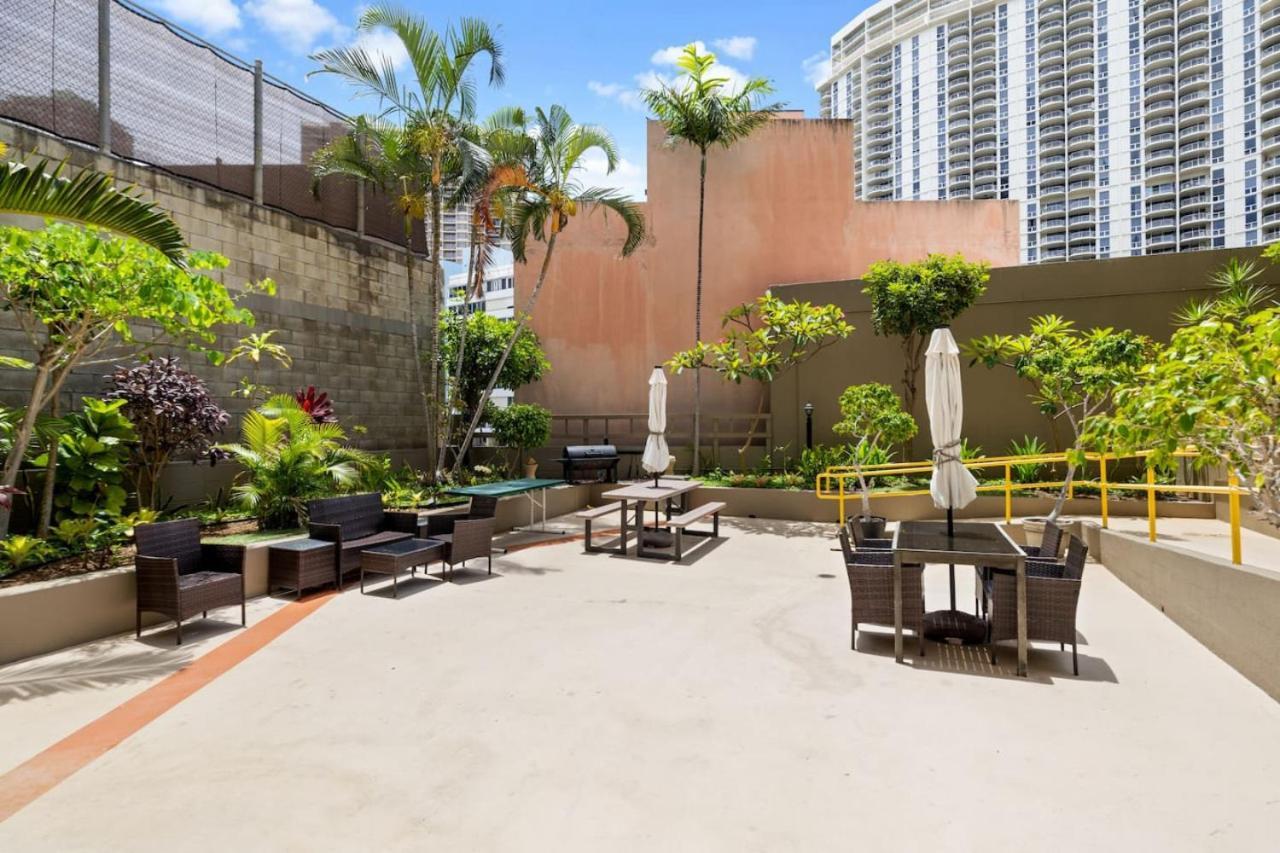 Centrally Located Walk To Hilton Lagoon Apartment Honolulu Bagian luar foto