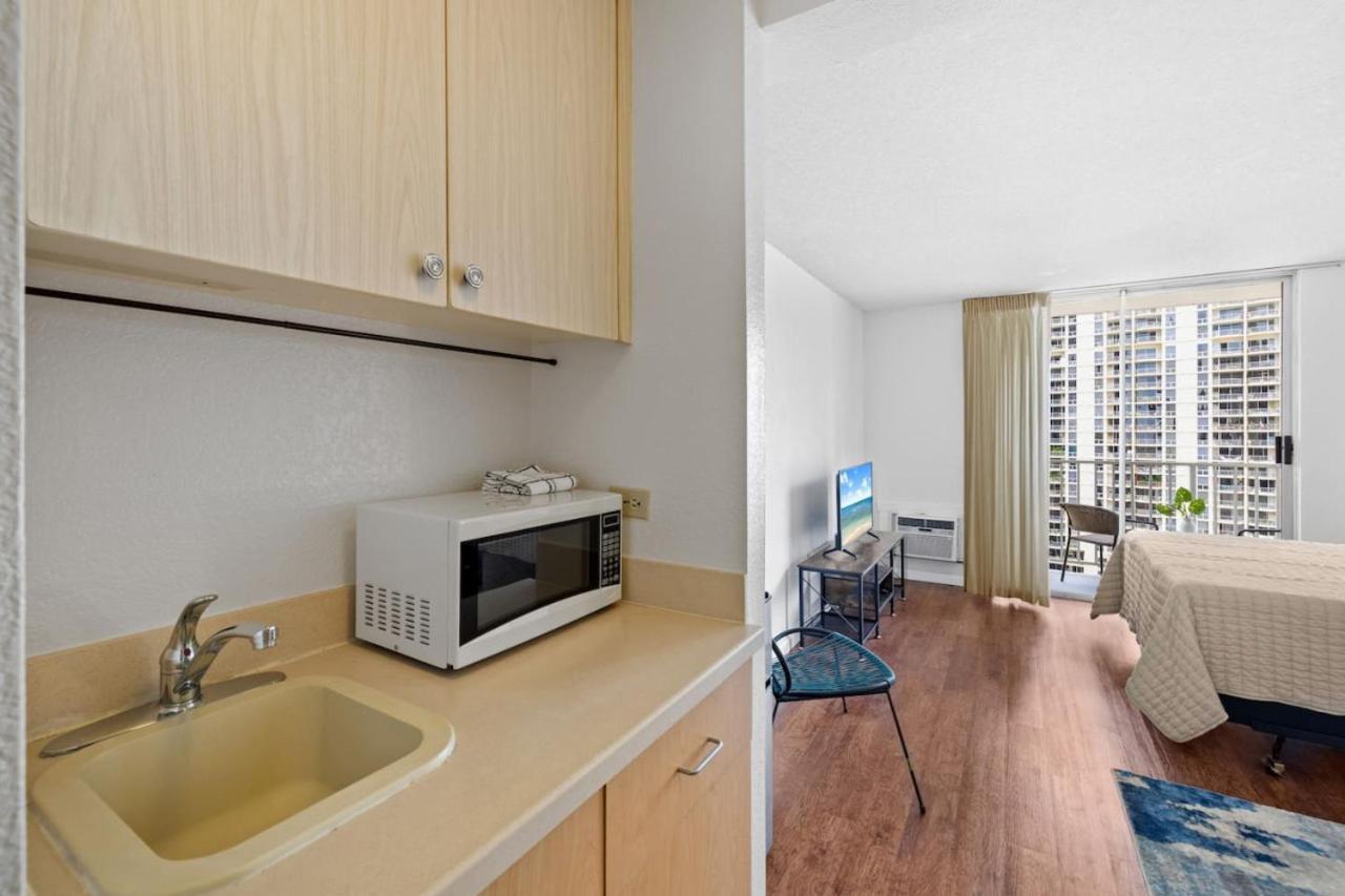 Centrally Located Walk To Hilton Lagoon Apartment Honolulu Bagian luar foto