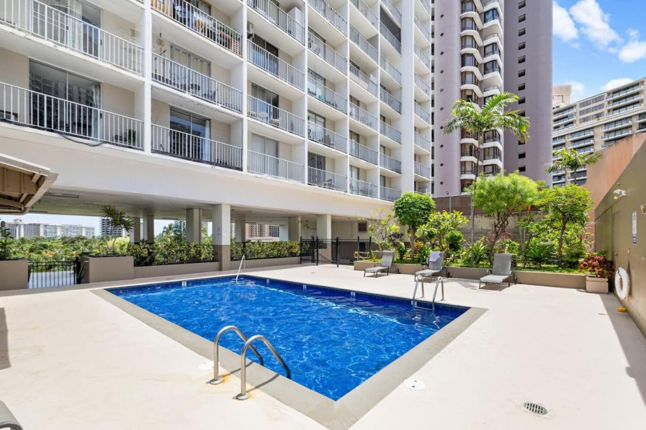 Centrally Located Walk To Hilton Lagoon Apartment Honolulu Bagian luar foto